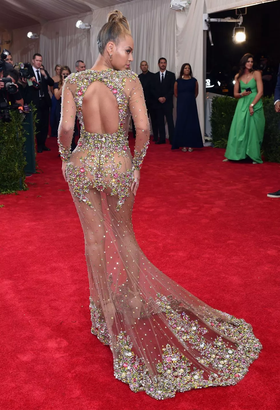 Beyoncé شبه عارية في حفل Met Gala 2015