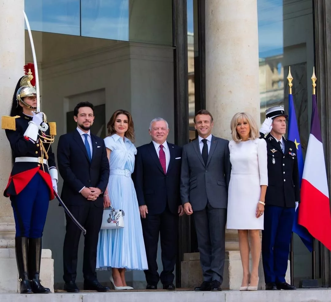الملكة رانيا في لوك أنيق وعصري خلال لقاء الرئيس الفرنسي في باريس