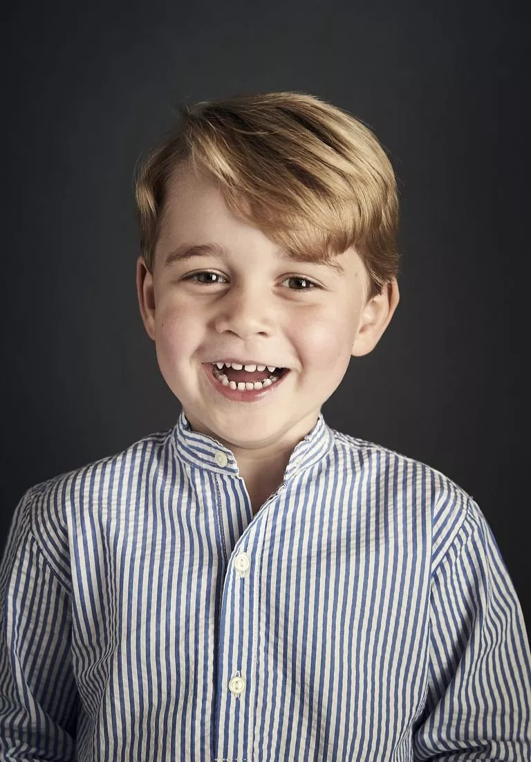 صورة الأمير جورج الرسمية بمناسبة عيد ميلاده تكشف الشبه الكبير بينه وبين الأمير ويليام