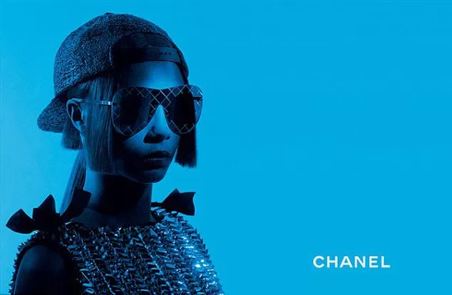 Cara Delevingne نجمة الحملة الجديدة لنظّارات Chanel الشمسية