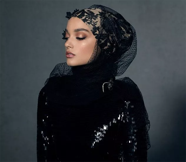 الحجاب المرصّع بحبيبات الكريستال من تصميم Melanie Elturk: لإطلالة عصريّة وفاخرة