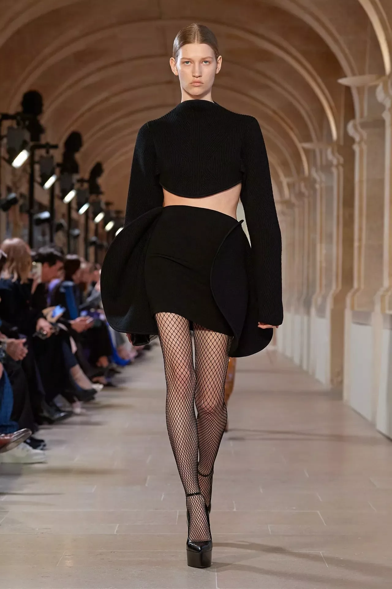 ابرز عروض اسبوع الموضة في باريس لمجموعات خريف وشتاء 2023-2024