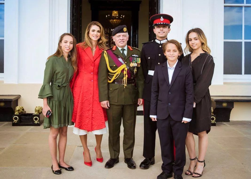 الملكة رانيا تأسر القلوب باللون الأحمر خلال حفل تخرّج ابنها الأمير الحسين