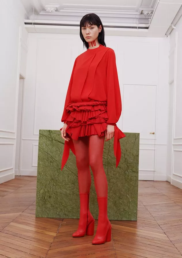 مجموعة Givenchy لخريف 2017 تحيي تصاميم الدار الأيقونيّة باللون الأحمر