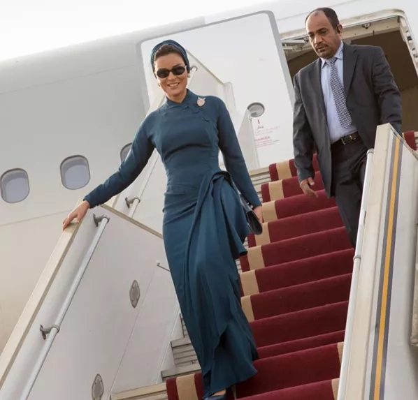 إطلالات الشيخة موزا مفعمة بالأناقة خلال زيارتها إلى السودان