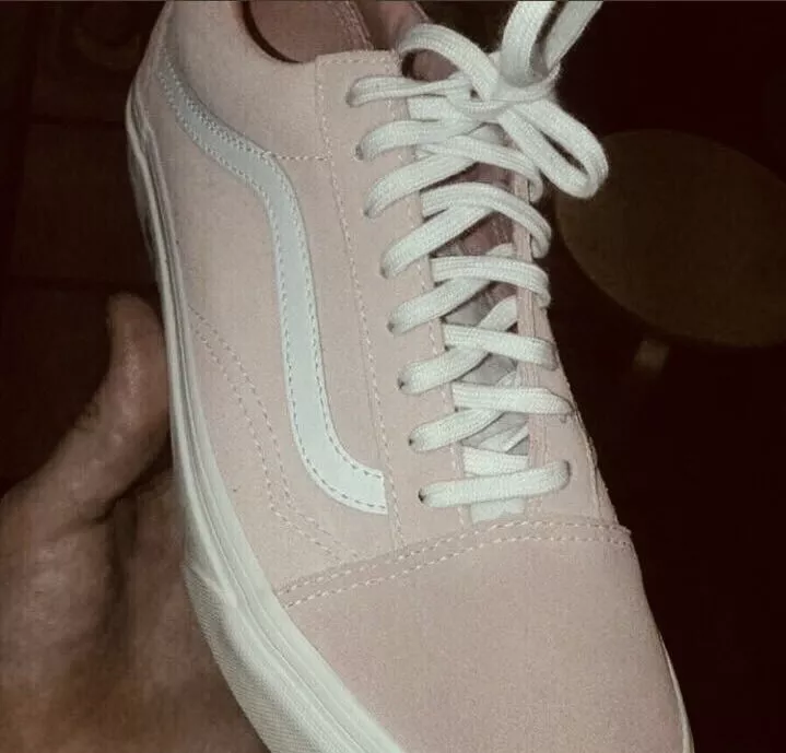 ما هو لون هذا الحذاء الرياضي؟ سؤال أثار بلبلة على السوشيل ميديا والإجابة واحدة