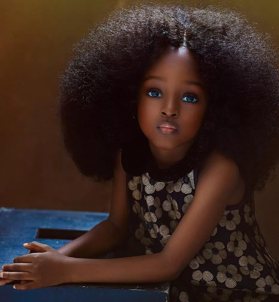 طفلة نيجيرية تلقّب بأجمل طفلة في العالم...شاهدي جمالها الفريد من نوعه