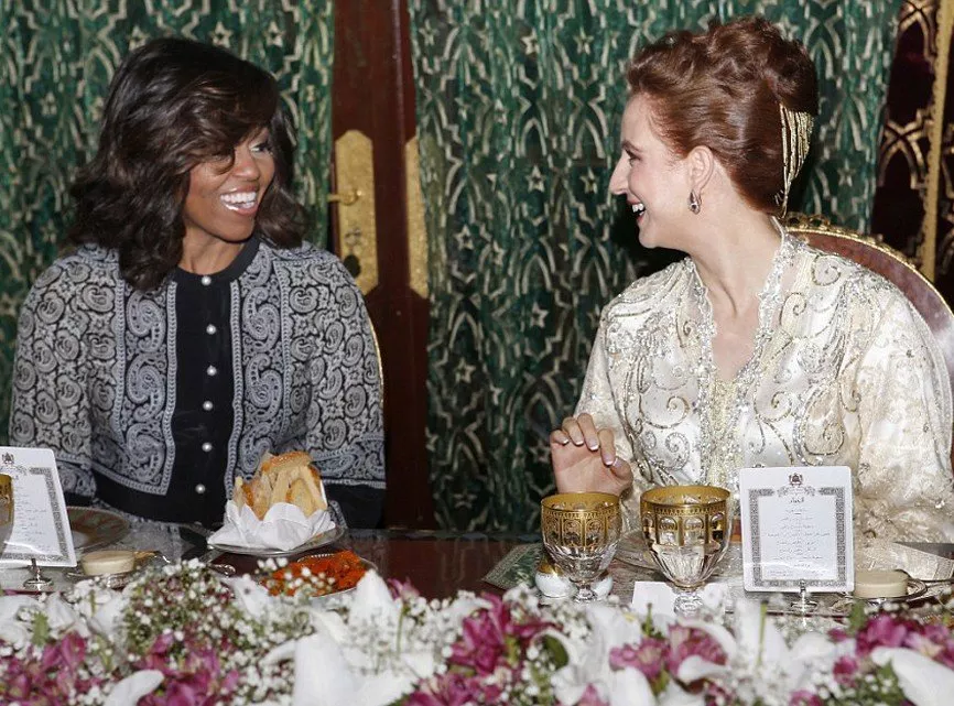إطلالات Michelle Obama وابنتيها خلال زيارتهنّ للمغرب ولقائهنّ الأميرة للا سلمى
