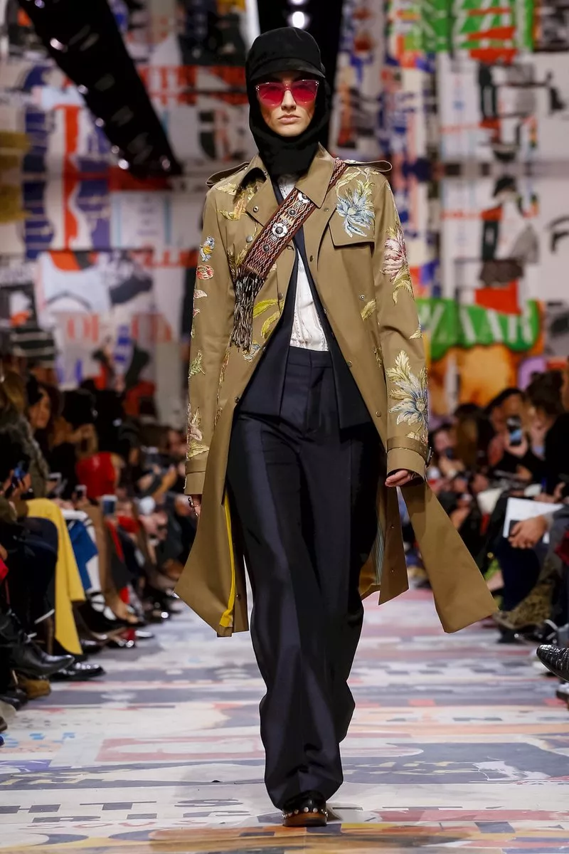 عرض أزياء Dior لخريف 2018: عودة إلى حقبة الستّينيّات بلمسة بوهيميّة