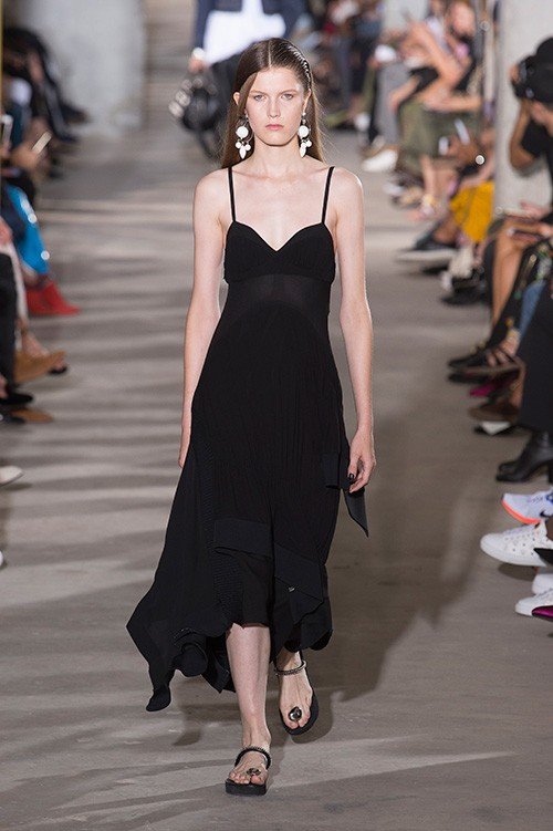 عرض أزياء 3.1 Phillip Lim لربيع 2018، خلال أسبوع الموضة في نيويورك