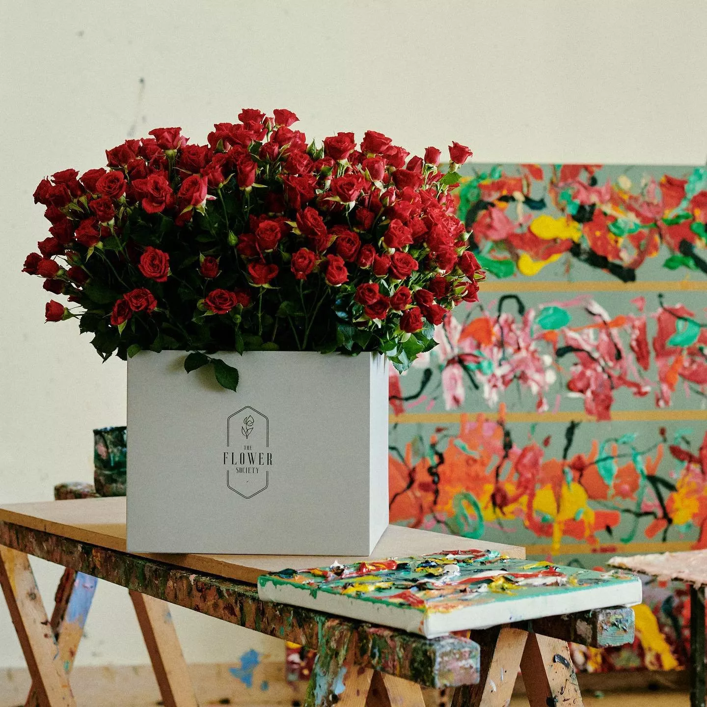 الفنان مروان سحمراني يتعاون مع The Flower Society ويُطلقان علبة ورد محدودة الإصدار!