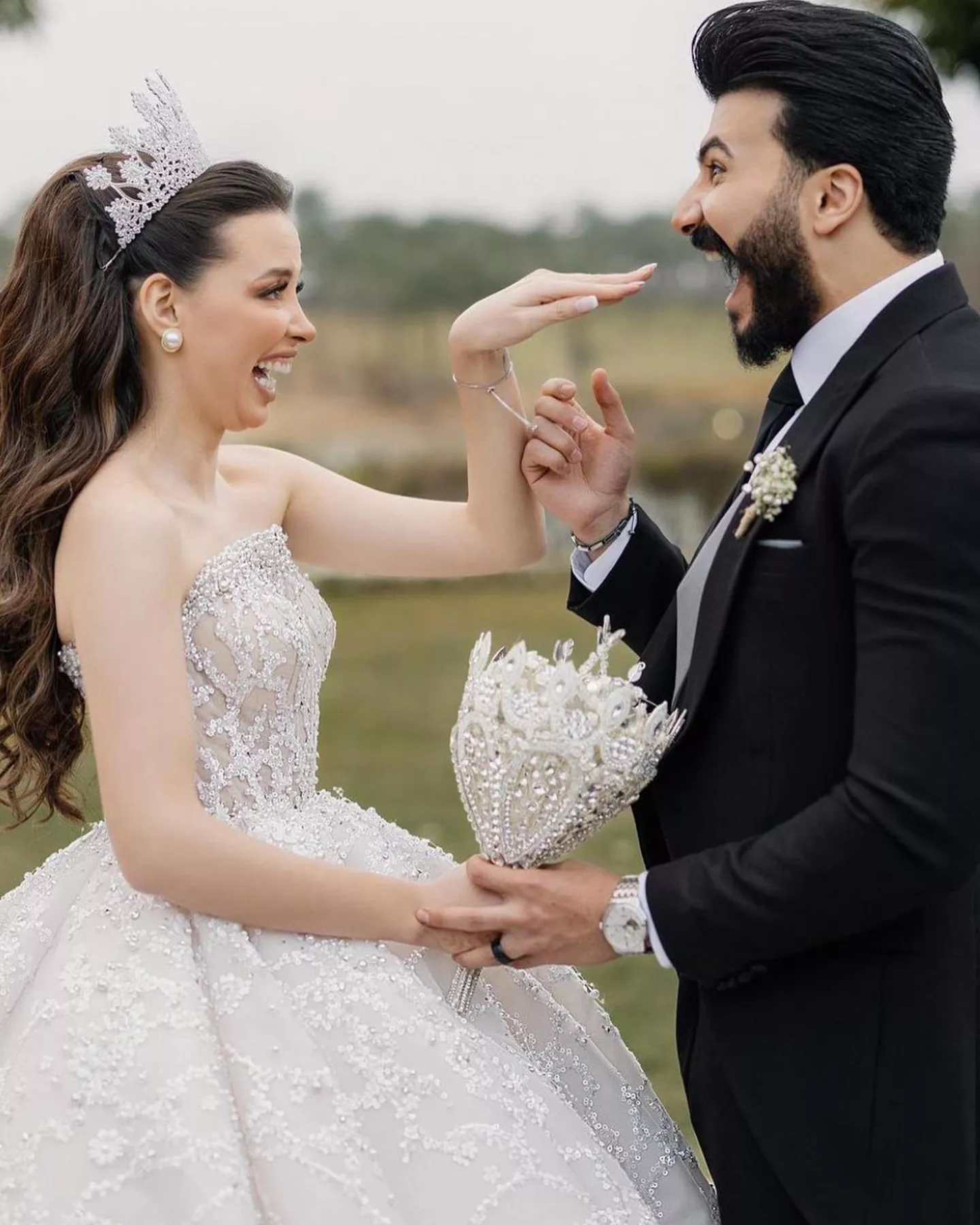 صور حفل زفاف عفراء السطي: لوك فخم وباقة ورود غير تقليدية
