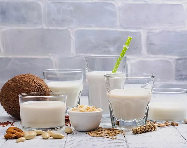 تريدين التغيير عن الحليب الحيواني؟ إليكِ 6 أنواع حليب نباتي صحية