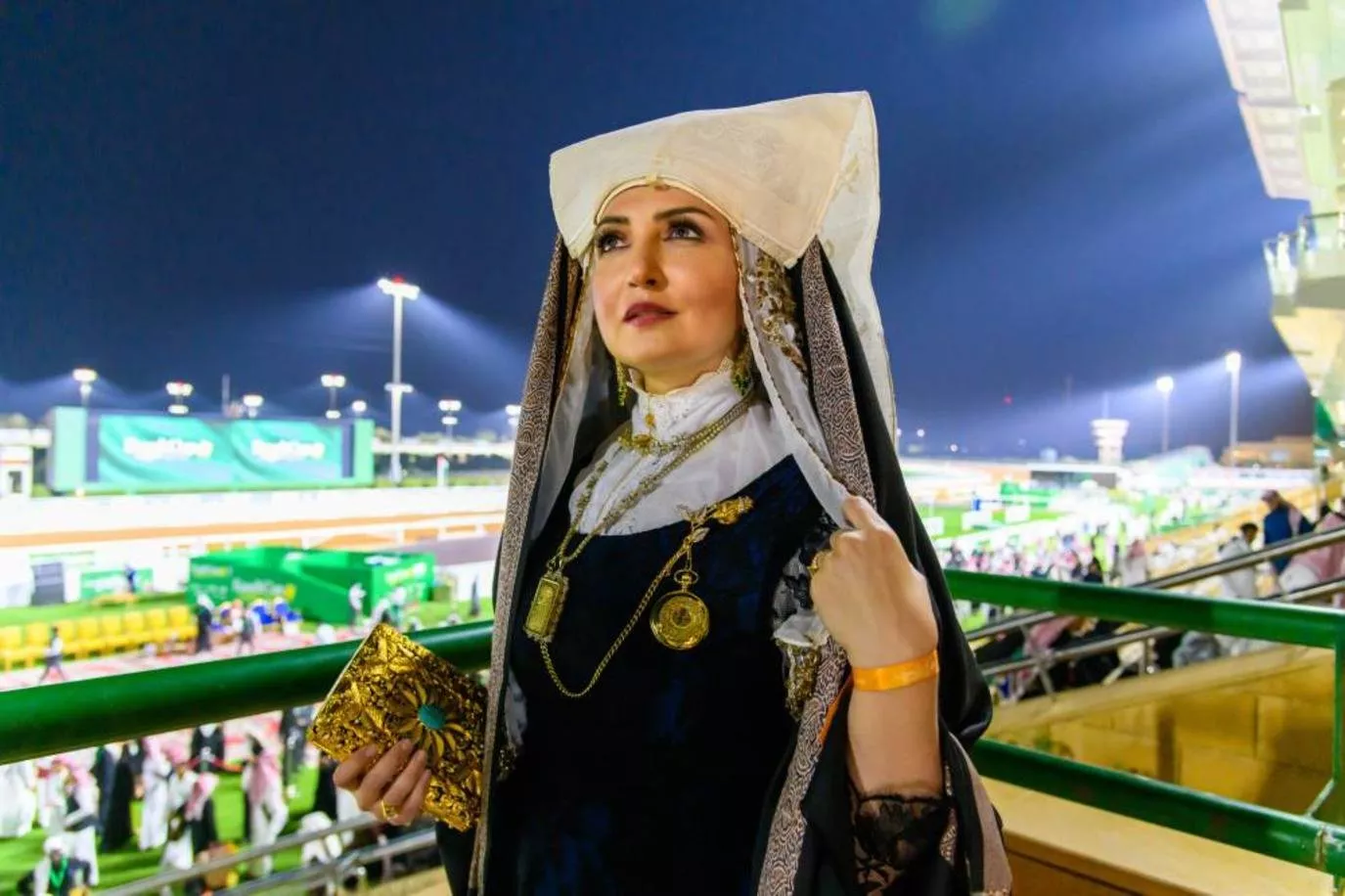 صور شخصيات ملكية وبلوغرز، يتألّقن بالأزياء التراثية في كأس السعودية لسباق الخيل 2022
