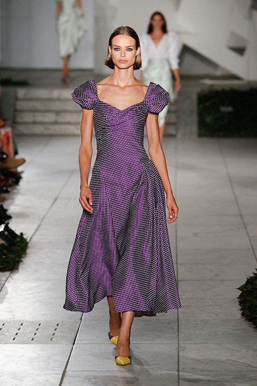 عرض أزياء Carolina Herrera لربيع 2018، خلال أسبوع الموضة في نيويورك