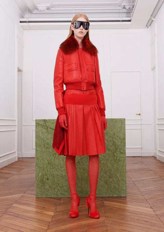 مجموعة Givenchy لخريف 2017 تحيي تصاميم الدار الأيقونيّة باللون الأحمر