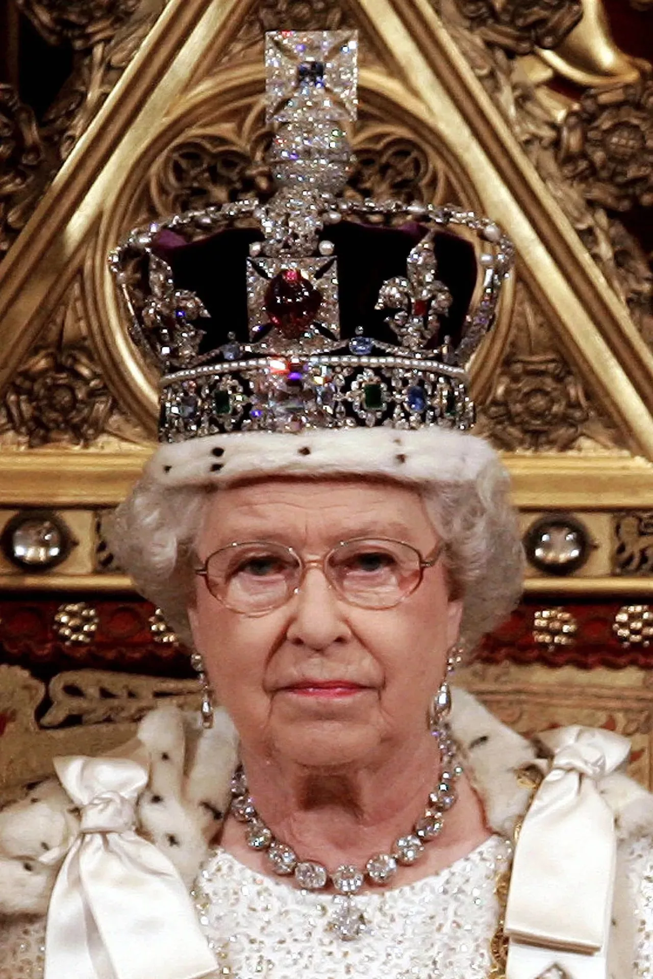 تيجان الملكة اليزابيث: صور وتاريخ أشهر القطع التي اعتمدتها