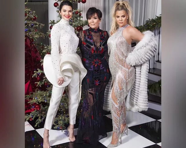 Khloé Kardashian وKendall Jenner تتألّقان بملابس من توقيع مصمّمين عربيّين خلال أعياد 2017