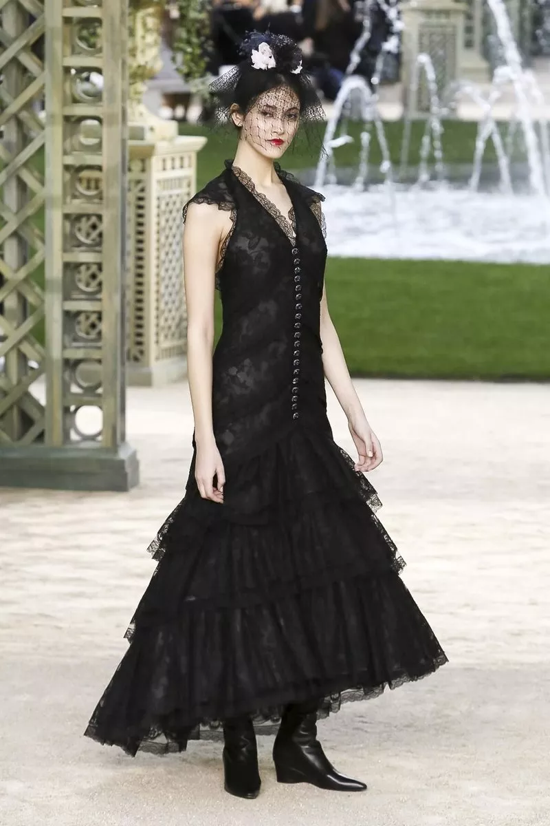 عرض أزياء Chanel للخياطة الراقية لربيع 2018: مجموعة مستوحاة من الحدائق الإسبانيّة