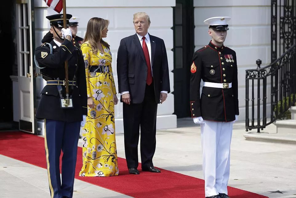 Melania Trump تتخلّى أخيراً عن الألوان الحياديّة لصالح فستانٍ بلونٍ صارخ ومزيّن بالنقشات