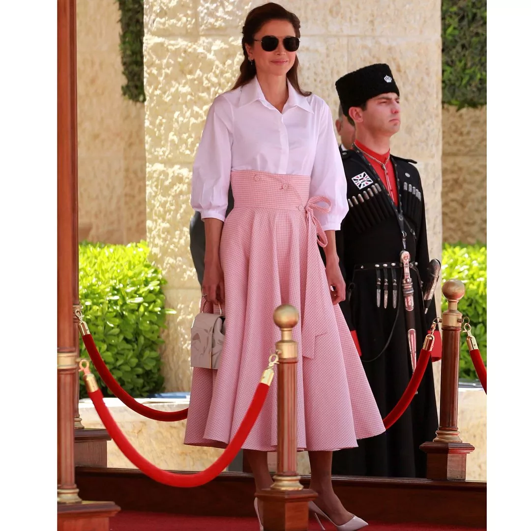 الملكة رانيا تفيض سحراً وأنوثة خلال استقبال رئيس النمسا وزوجته في الأردن