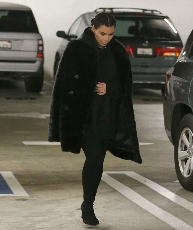 Kim Kardashian في إطلالة مثيرة للشكوك بعد إنجابها