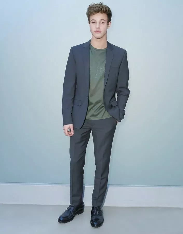 Cameron Dallas يخطف الأضواء في عرض مجموعة Calvin Klein الرجاليّة لخريف 2016