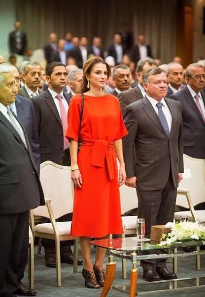 الملكة رانيا تواكب أحدث صيحات الموضة