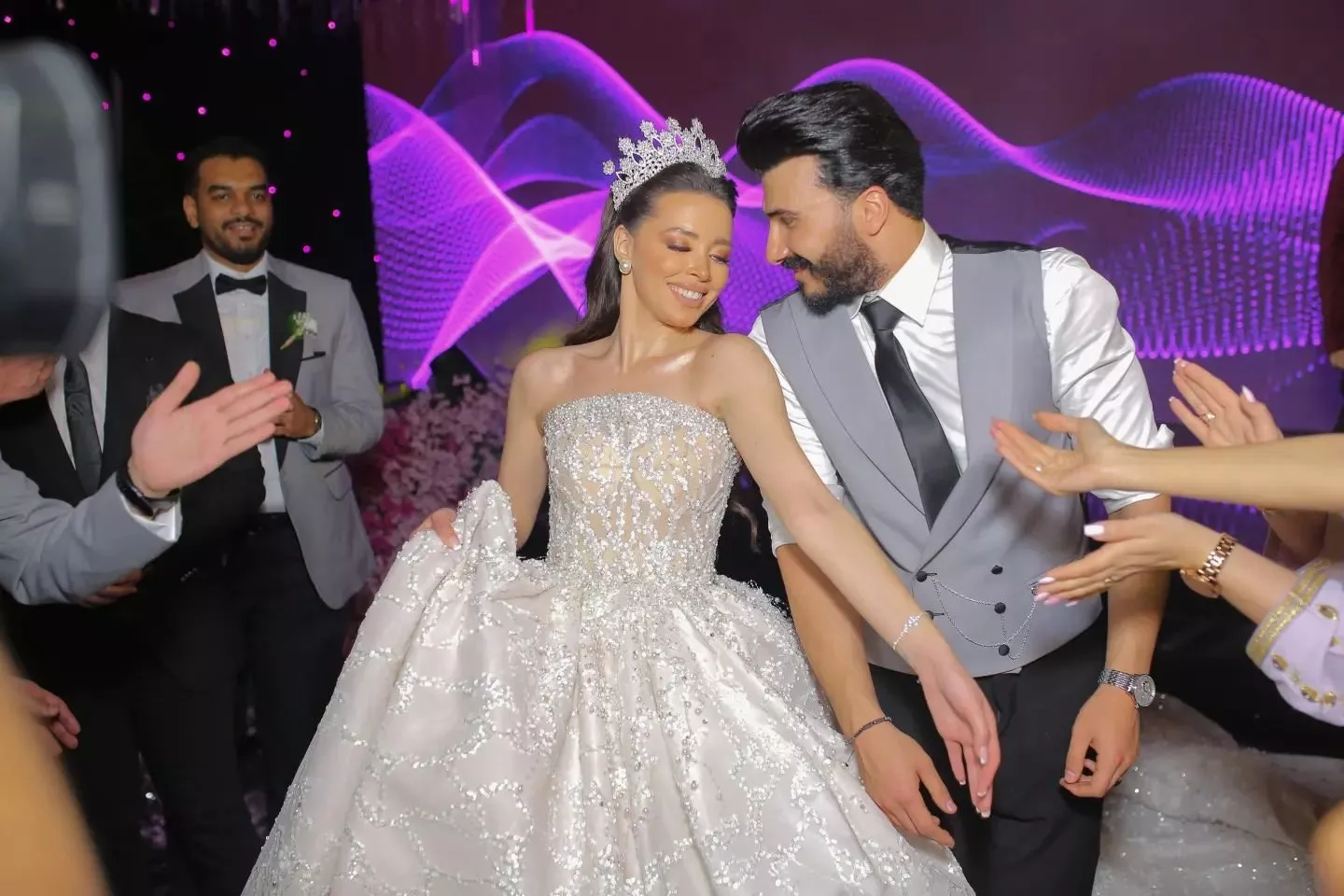 صور حفل زفاف عفراء السطي: لوك فخم وباقة ورود غير تقليدية