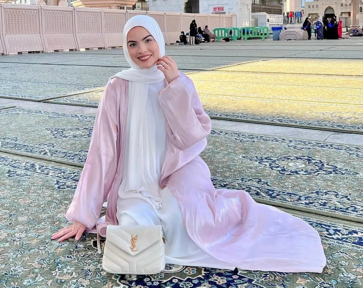 افكار تنسيق عبايات ساده: جميلة وتناسب أسلوب أية امرأة عربية