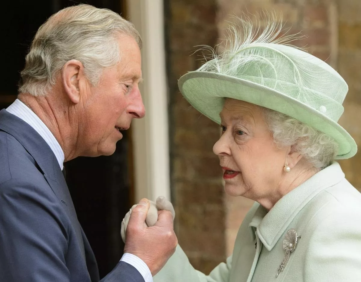 علاقة الملكة اليزابيث الراحلة والملك تشارلز الثالث: ما الذي تُخبئه الضحكات المتبادلة؟