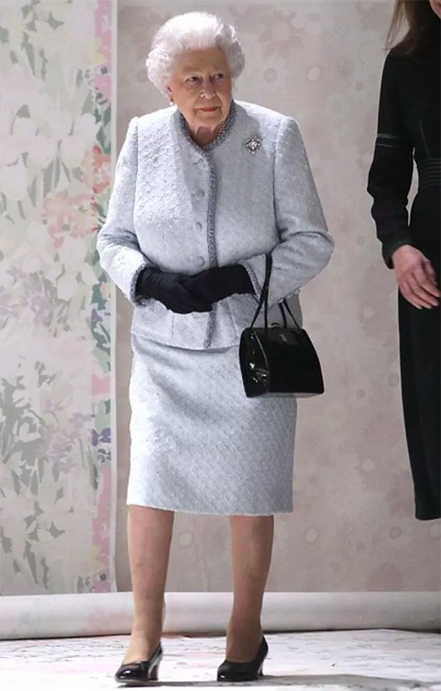 للمرّة الأولى الملكة إليزابيث تحضر عرض أزياء: حدث تاريخي حصل في أسبوع الموضة  في لندن