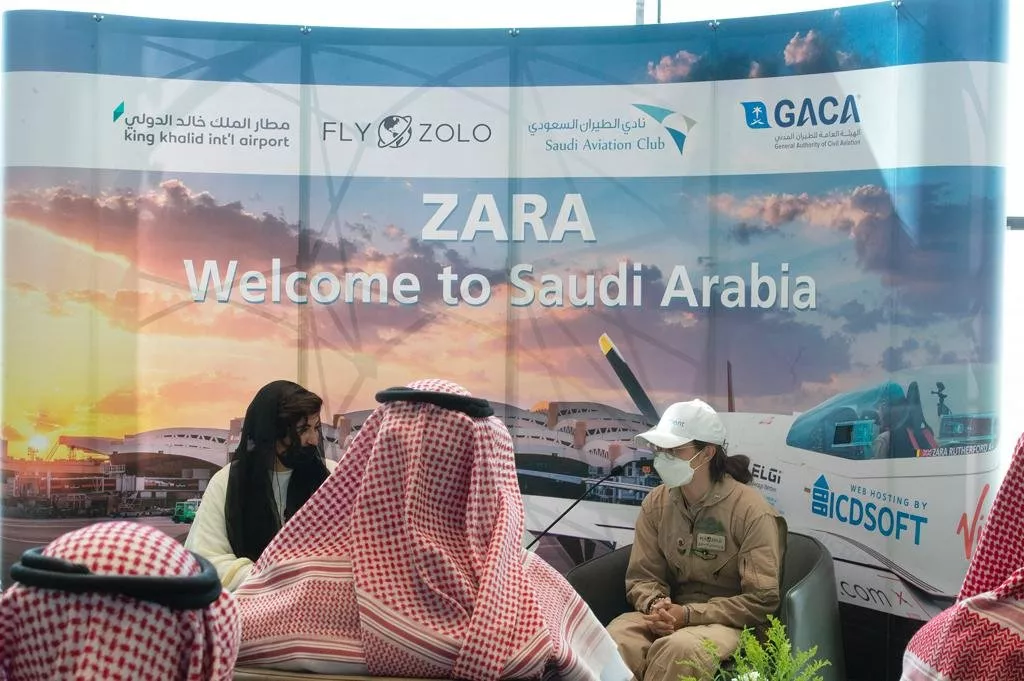 أصغر امرأة تقوم برحلة طيران انفرادي حول العالم، تصل إلى السعودية