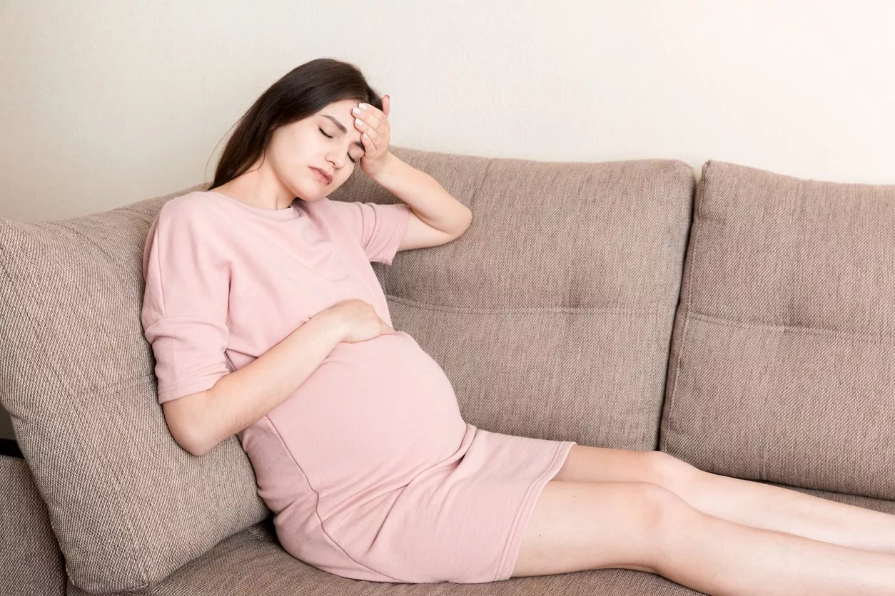 كيف يؤثّر الاكتئاب على المرأة الحامل؟ 10 أعراض قد تظهر عليها