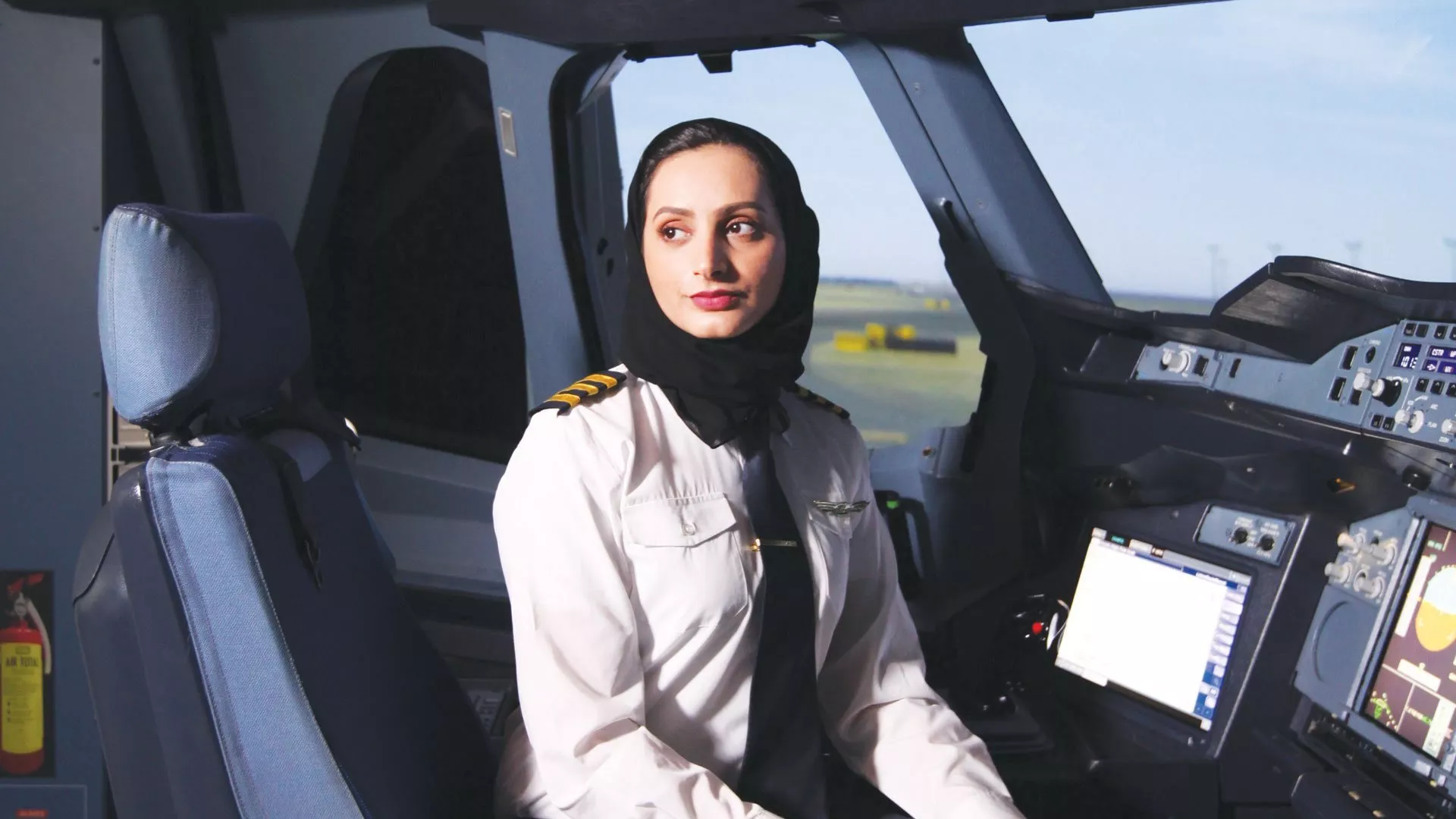 عائشة المنصوري تعيّن كأول امرأة اماراتية برتبة كابتن طيران... أنا سعيدة جداً وفخورة