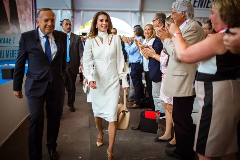 الملكة رانيا في قمّة أناقتها في فرنسا مع ابنتها