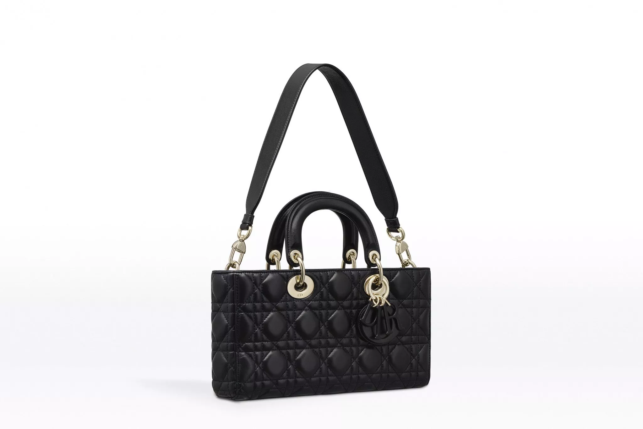 حقيبة الأسبوع: The Runway Bag من Dior تحاكي كل محبّات التصاميم المطرّزة
