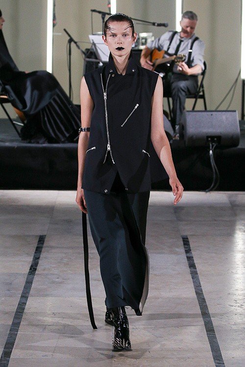 عرض أزياء Yang Li لربيع 2018، خلال أسبوع الموضة في باريس