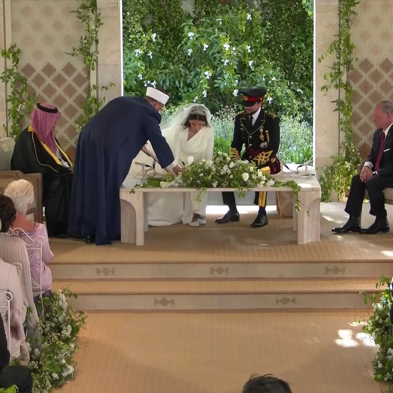 زفاف الأمير الحسين ورجوة آل سيف: لحظات استثنائية من العرس الملكي التاريخي