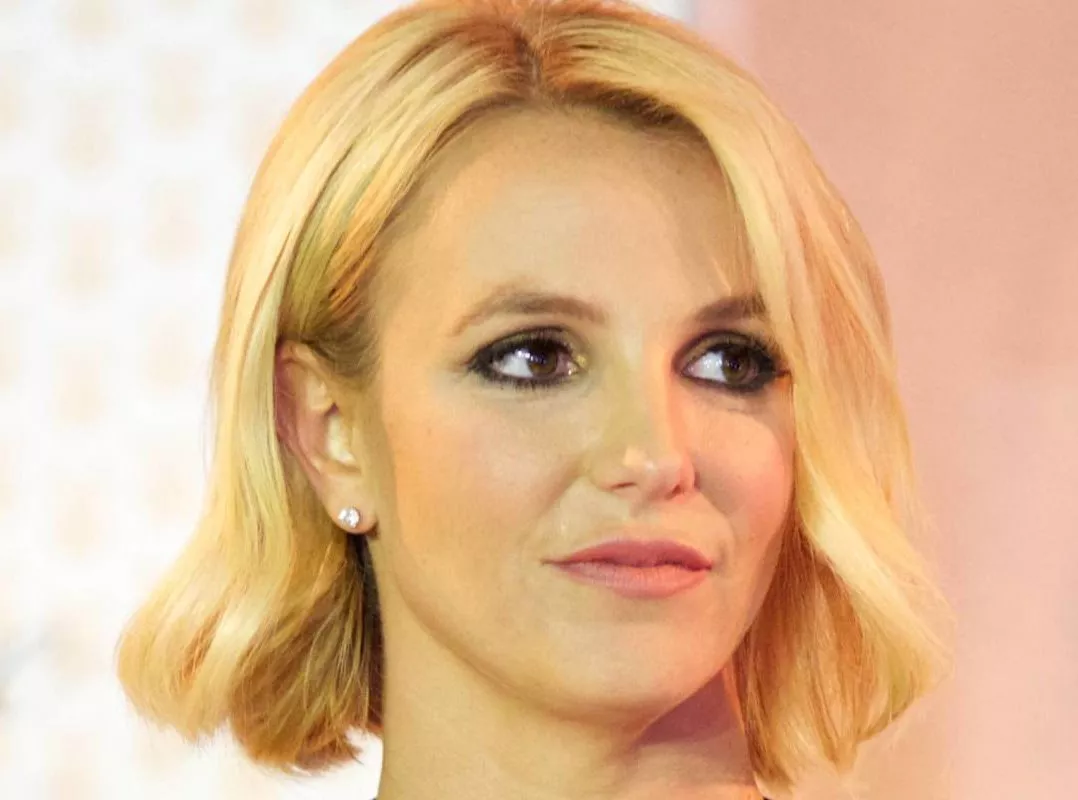 ما الذي حصل لوجه Britney Spears؟