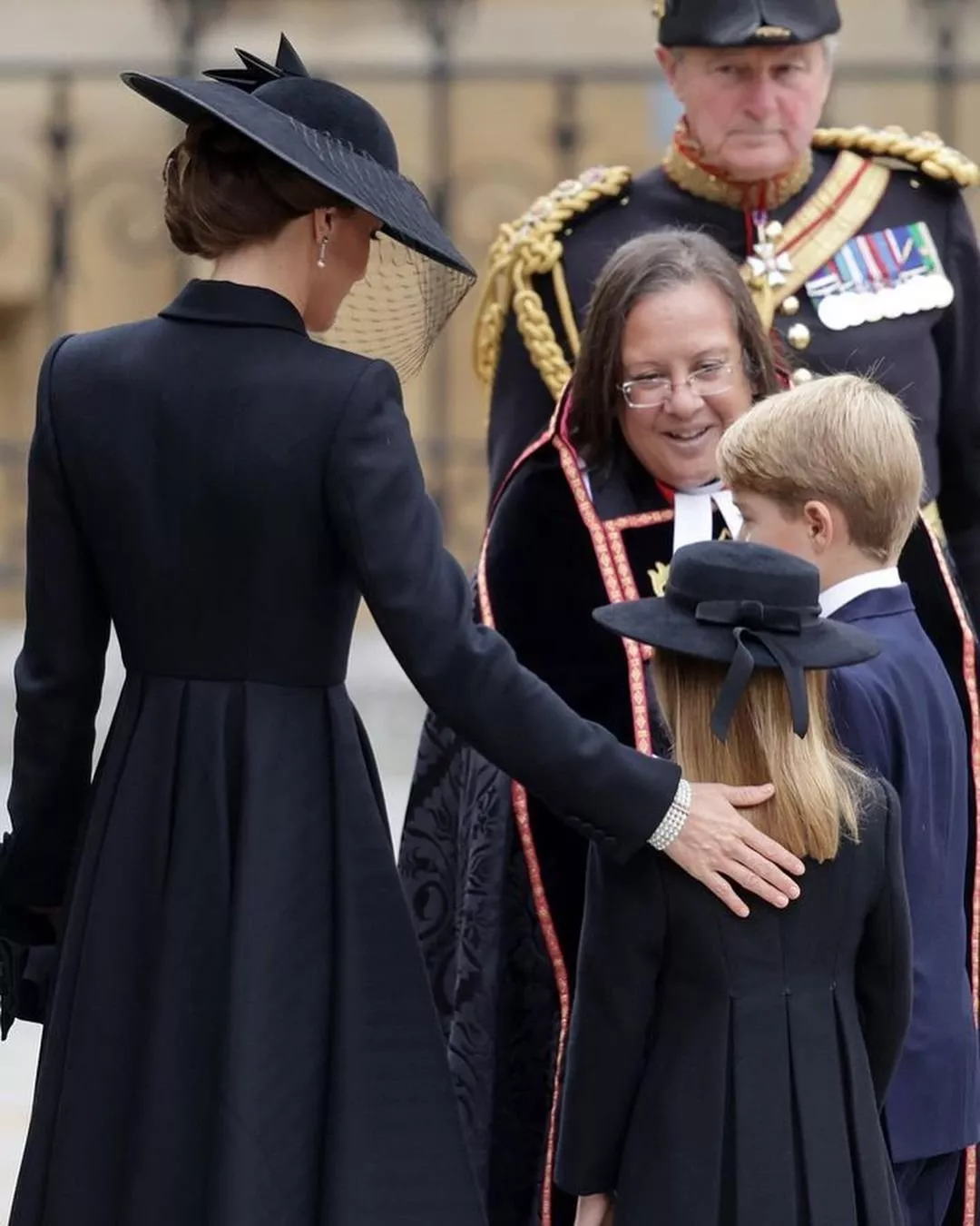 لوك كيت ميدلتون في مراسم جنازة الملكة اليزابيث: مجوهراتها حملت رسالة للملكة الراحلة