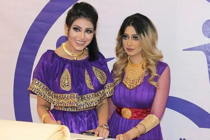 شيلاء، شيماء، أبرار وشذى: الأخوات سبت في إطلالات متناسقة الألوان في البحرين