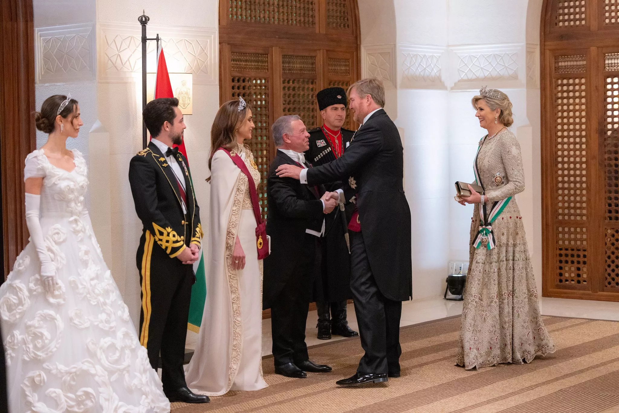 لوك الملكة رانيا الثاني في زفاف الامير حسين ورجوة ال سيف: ملوكي إلى أقصى الحدود