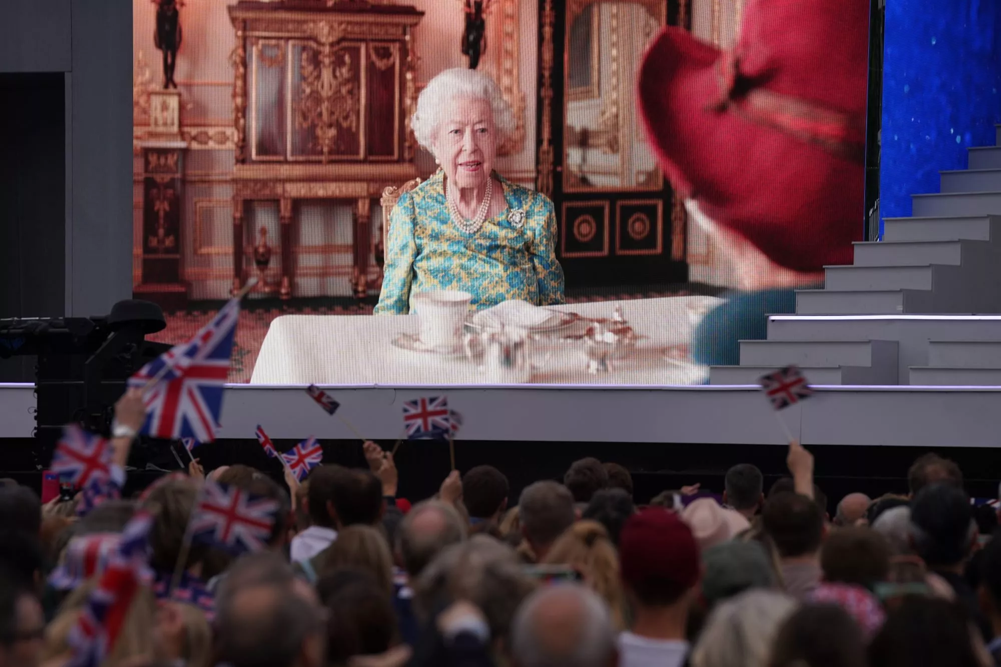 مفاجأة اليوبيل البلاتيني: الملكة إليزابيث تُظهر شخصيتها المرحة مع Paddington Bear