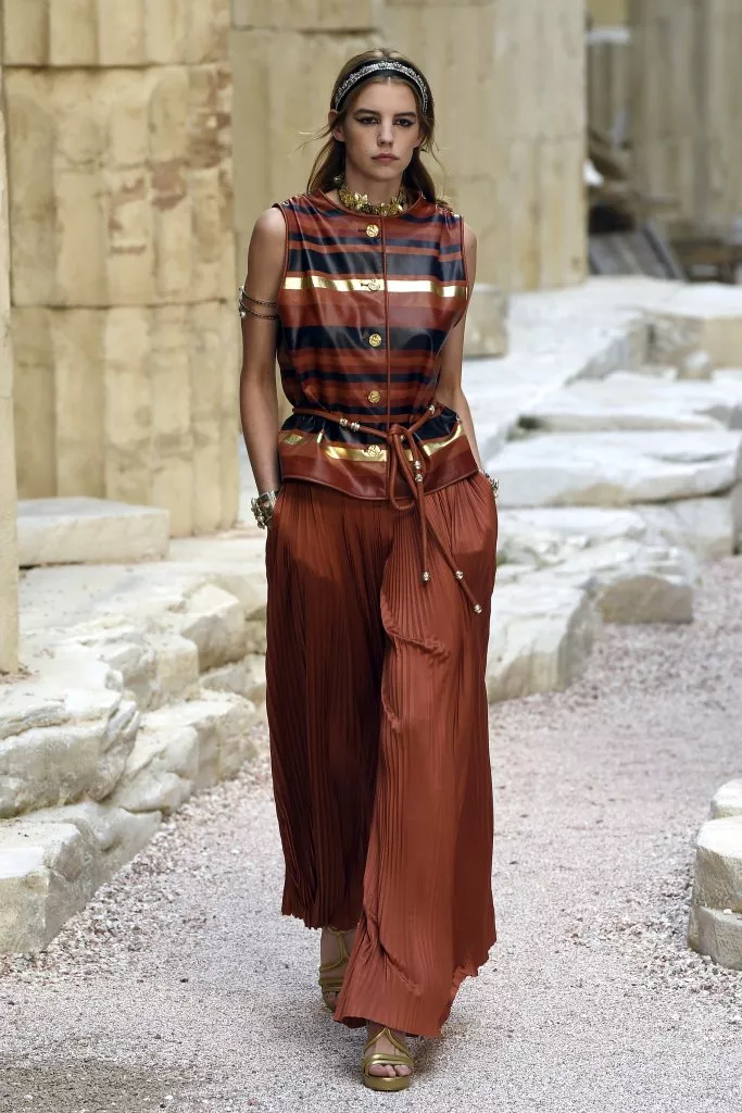 Karl Lagerfeld يحوّل باريس إلى عمارة يونانيّة ليقدّم مجموعة Chanel التحضيريّة لربيع 2018