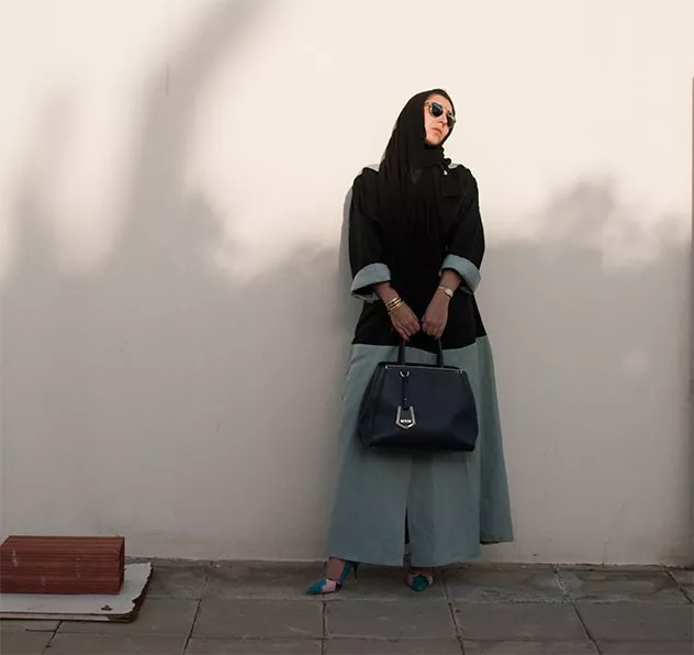 كتاب Under The Abaya يقدّم المرأة السعوديّة إلى العالم بصورة جديدة ومتميّزة