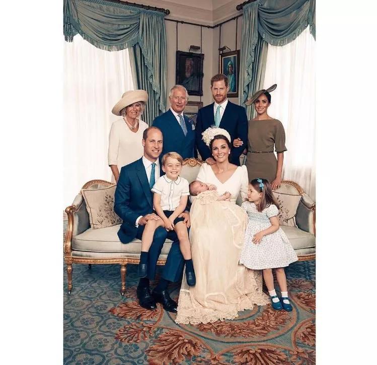 الصور الرسميّة لحفل عماد الأمير لويس: ظرافة لا حدود لها