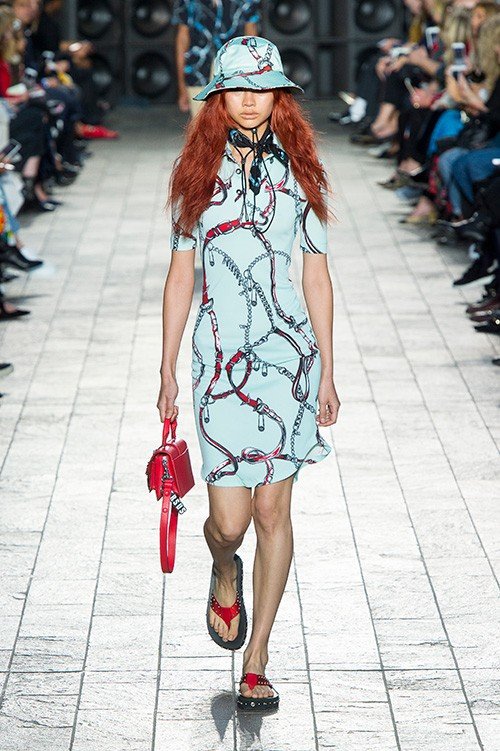 عرض أزياء Versus Versace لربيع 2018، خلال أسبوع الموضة في لندن