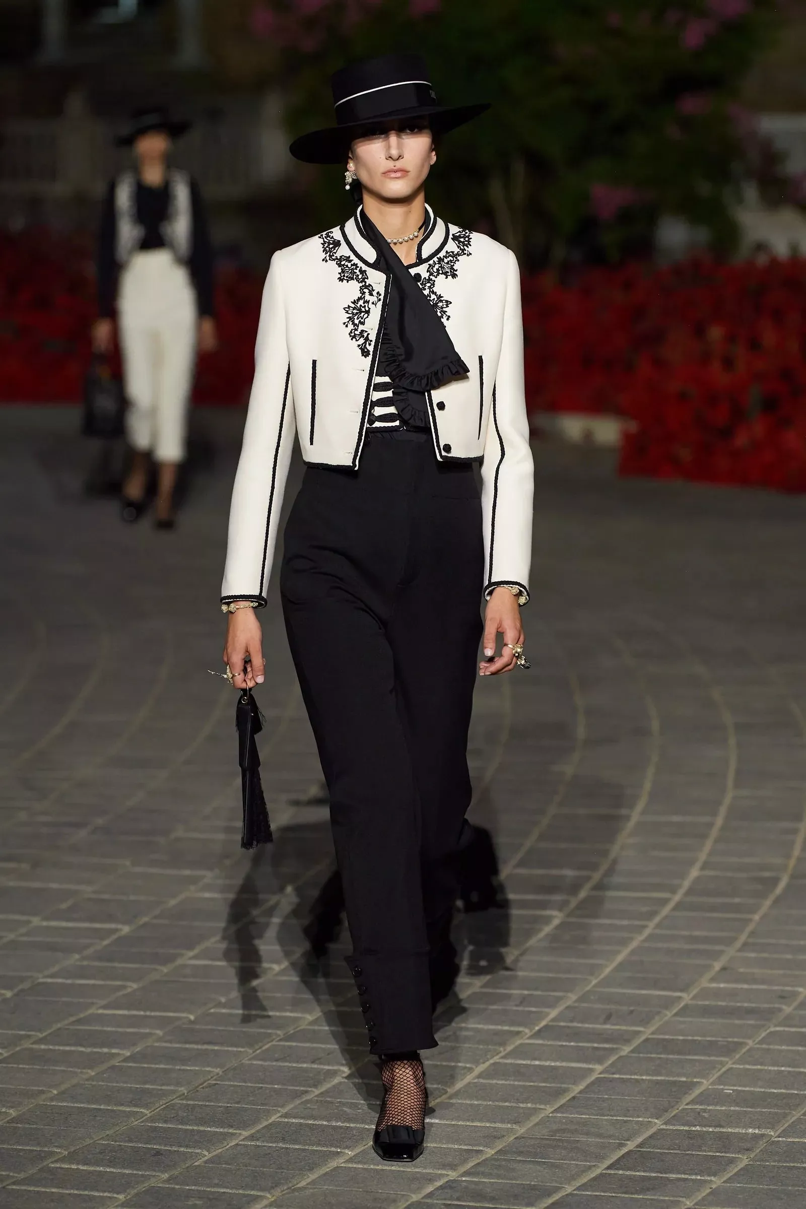 Dior تضيء سماء إشبيلية في إسبانيا بعرض مميّز لمجموعتها التحضيرية لربيع 2023