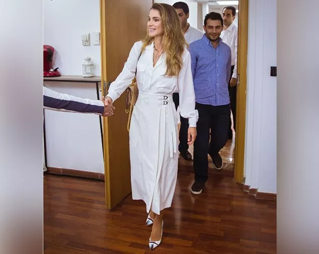 اللون الأبيض يكسو الملكة رانيا بالكامل وحذاءها لم يفارق إطلالاتها في الفترة الأخيرة